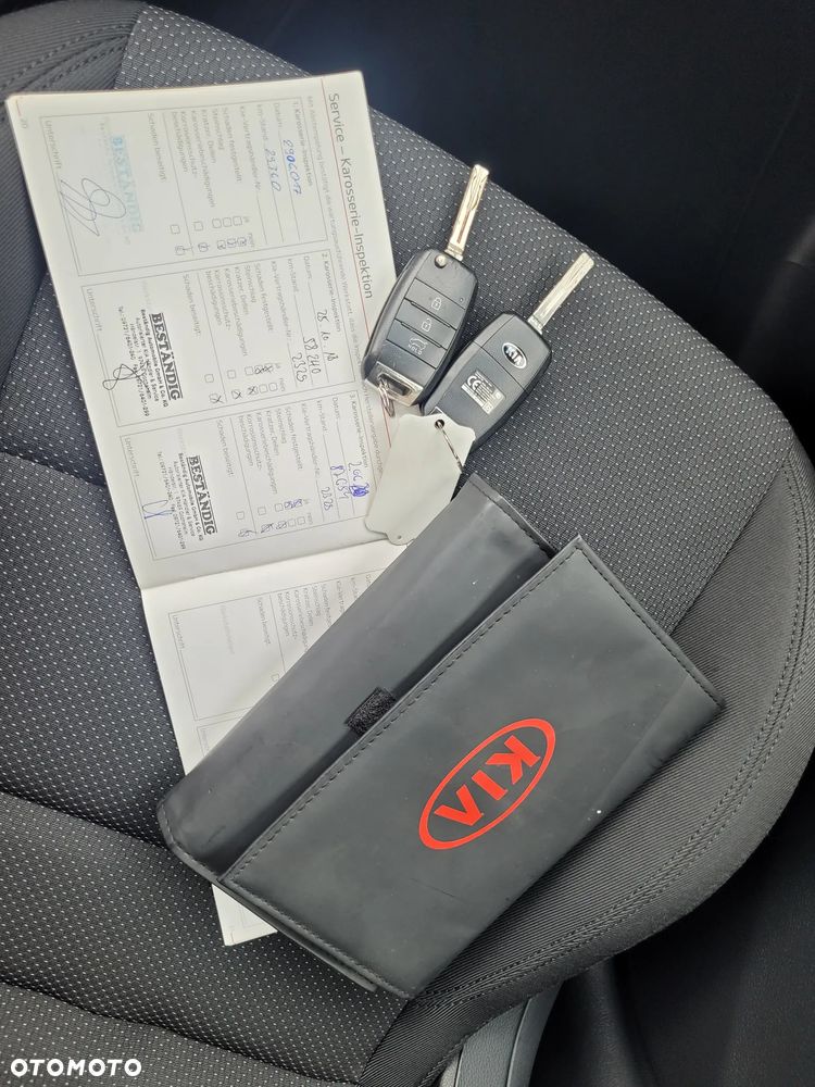 Kia Carens 1.7 CRDi 141 Dream Team Edition - 27