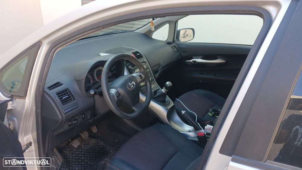 Toyota Auris 1.4 D-4D Exclusive+P.Sport - 5