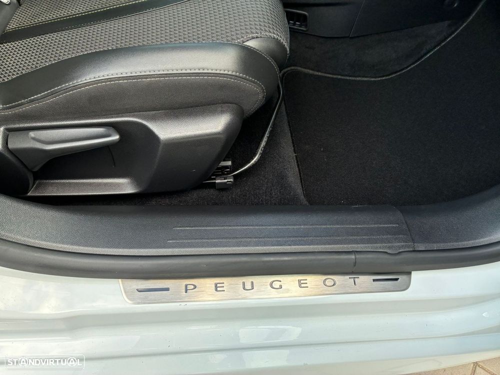 Peugeot 208 - 33