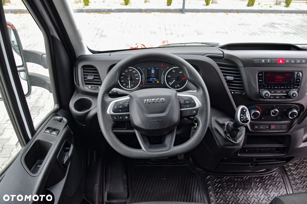 Iveco DAILY 35S14 / 2.3 - 140 KM / AUTIOMAT HI-MATIC / 3 OSOBY / DO 3,5 TONY / KONTENER / DOSTAWCZE / WINDA PALFINGER / KLIMA / TEMPOMAT / 2022 / SERWISOWANY / SPROWADZONY Z NIEMIEC - 29