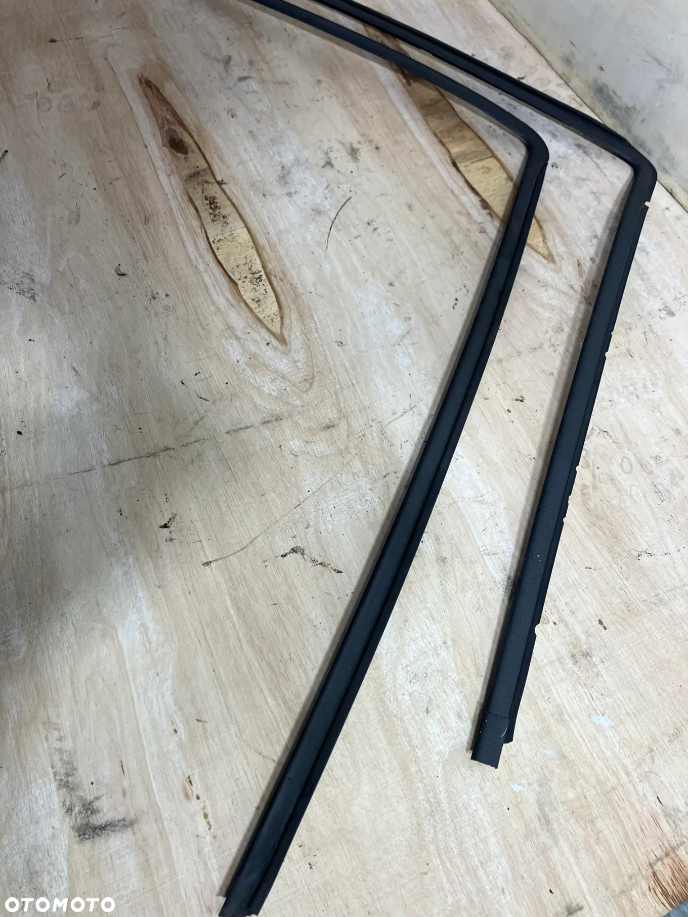 LISTWA SZYBY CZOŁOWEJ BMW E34 SEDAN TYLNEJ USZCZELKA LISTWY USZCZELKI MASKOWNICA RAMKA OZDOBNA 8117457 8117458 1944429 1944430 - 7