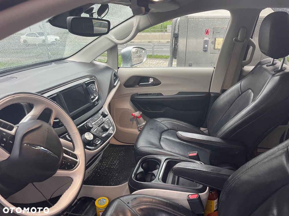 Chrysler Pacifica - 11