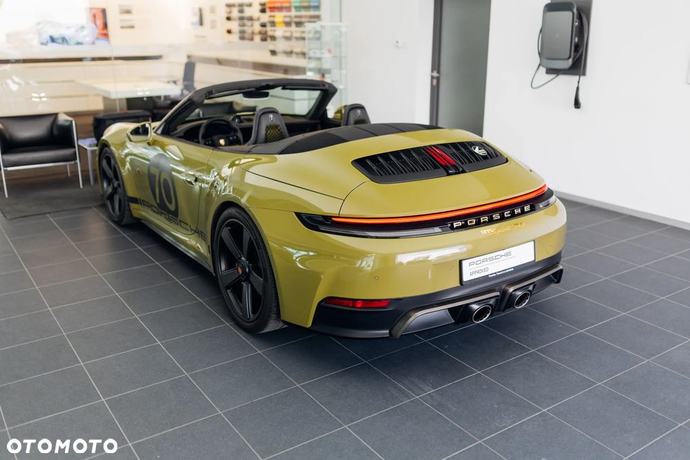 Porsche 911 Carrera T-Hybrid Spirit 70 - 12