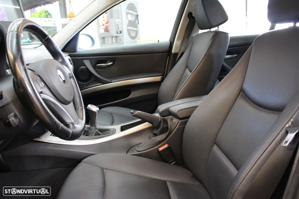 BMW 320 d Dynamic - 30
