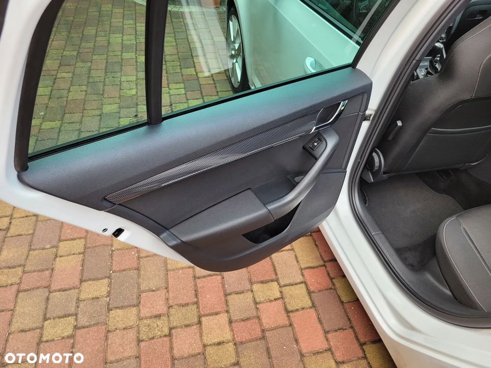 Skoda Octavia Combi 2.0 TDI DSG RS - 21