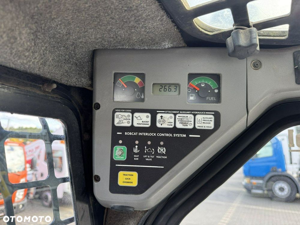 Bobcat S300 Joystick Mini Ładowarka Waga 3692kg - 24