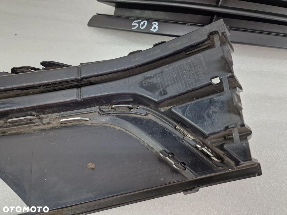 VW PASSAT B7 3AA 10-14 LEWA / PRAWA KRATKA BOCZNA ZDERZAKA PRZEDNIEGO PRZÓD Z OPCJĄ CZARNEJ LISTWY NA DOLE , NR 3AA853666 , 3AA853665 , NR AUKCJI E/50 - 10