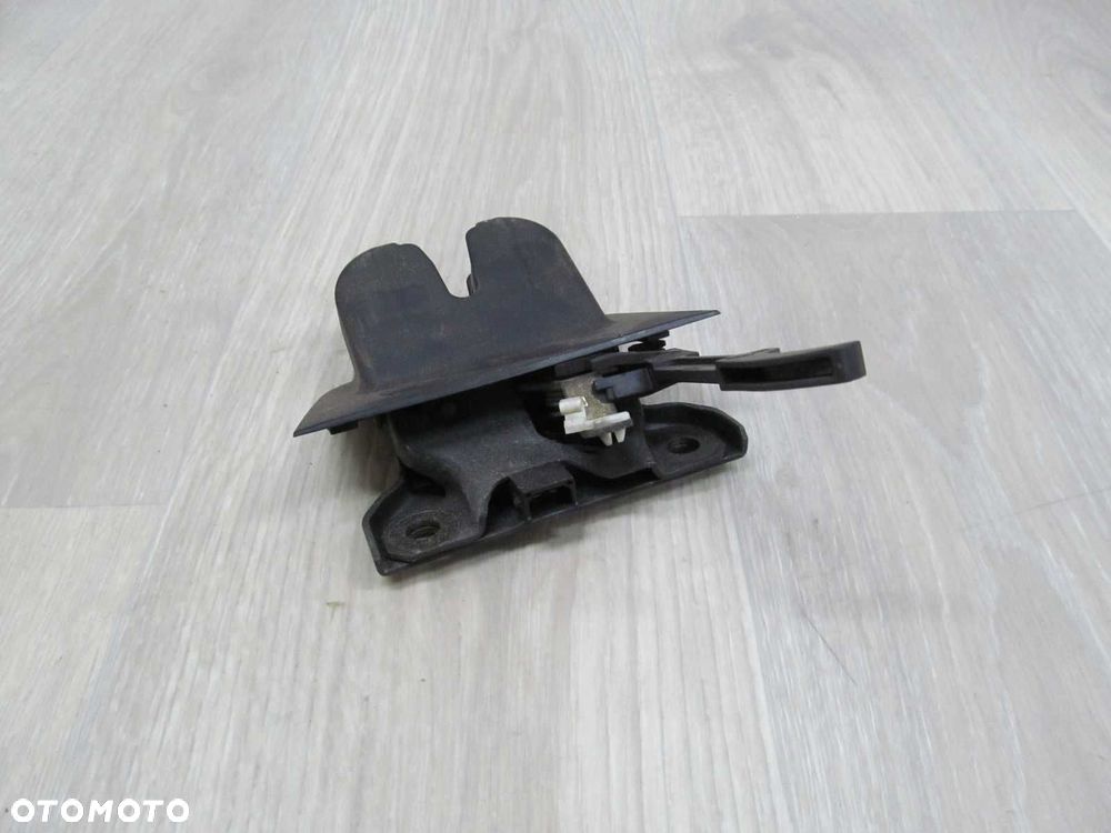 AUDI A3 8P ZAMEK KLAPY BAGAZNIKA TYL 8P3827505 - 3