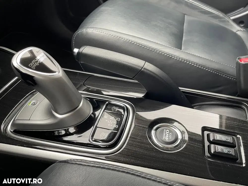Mitsubishi Outlander 2.0 4WD Plug-In Hybrid Top - 10