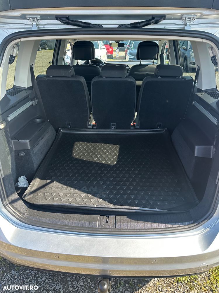 Volkswagen Touran - 11