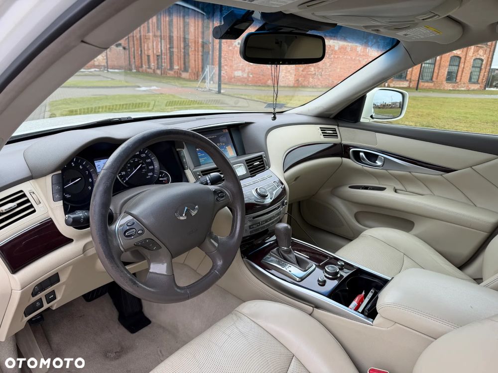 Infiniti M - 12