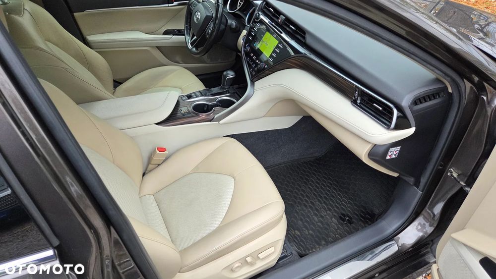 Toyota Camry 2.5 Hybrid Executive CVT - 13