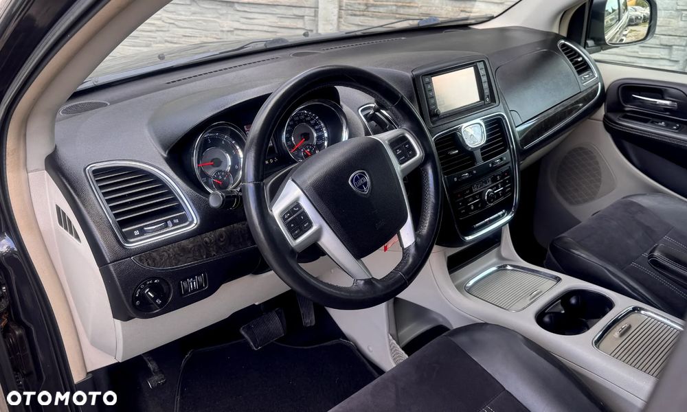Lancia Voyager 2.8CRD Platinum - 14