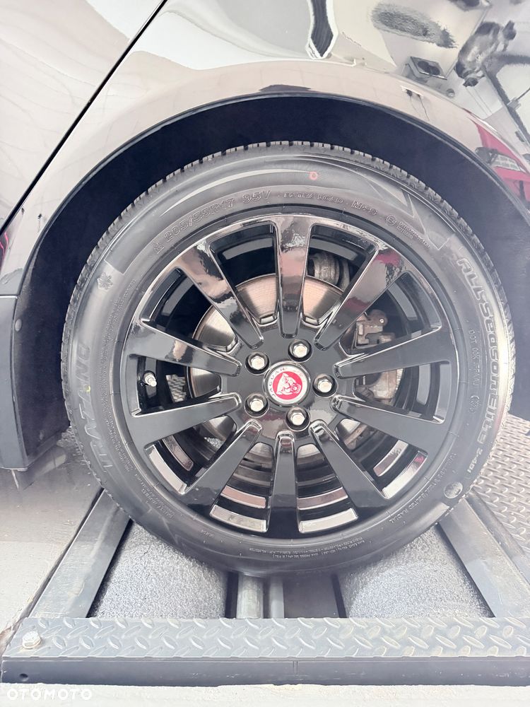Jaguar XE 2.0 D AWD R-Sport - 27