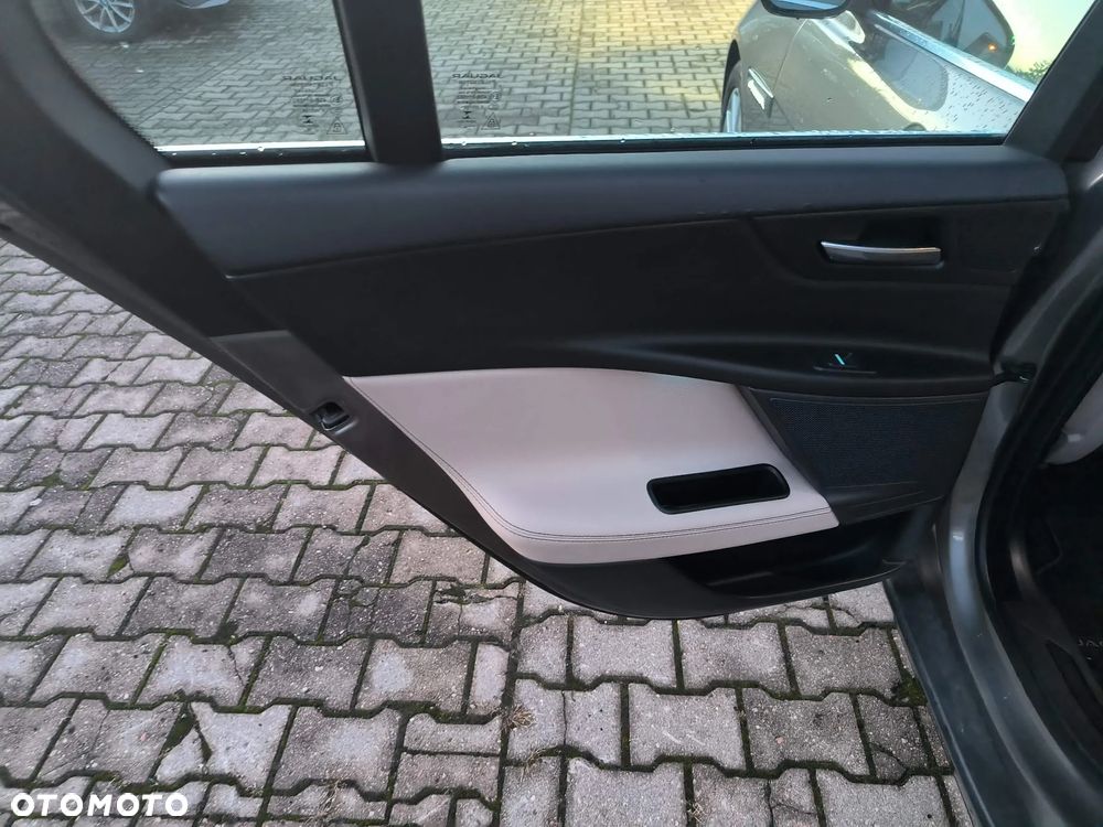 Jaguar XE 2.0 T Prestige - 13