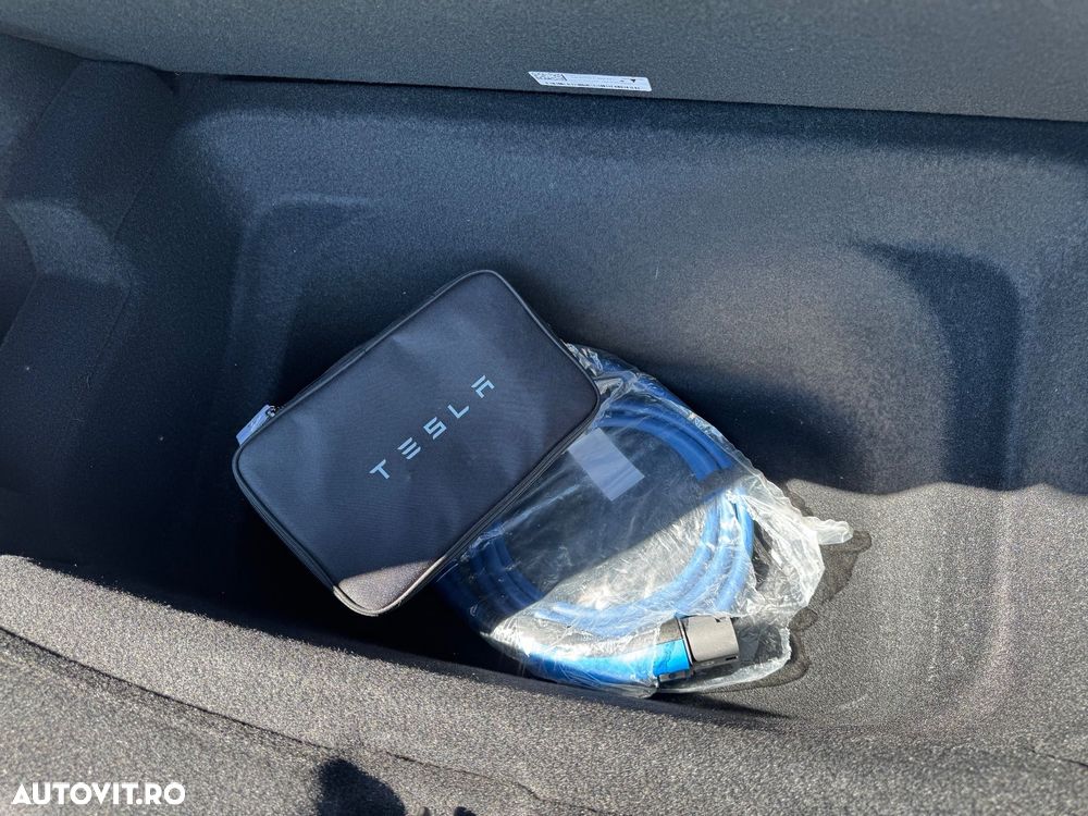 Tesla Model Y - 8