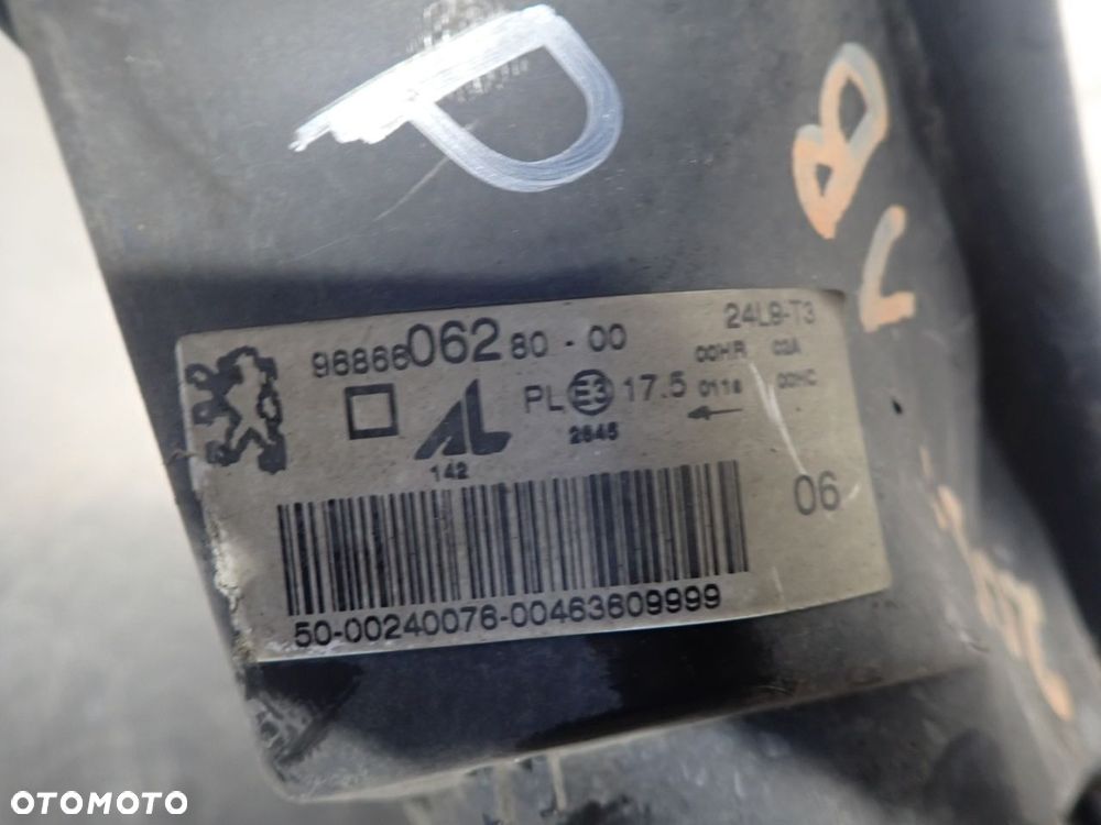 LAMPA PRAWA PRZEDNIA PEUGEOT 206 + 1.4 HDI 9686606280 - 5