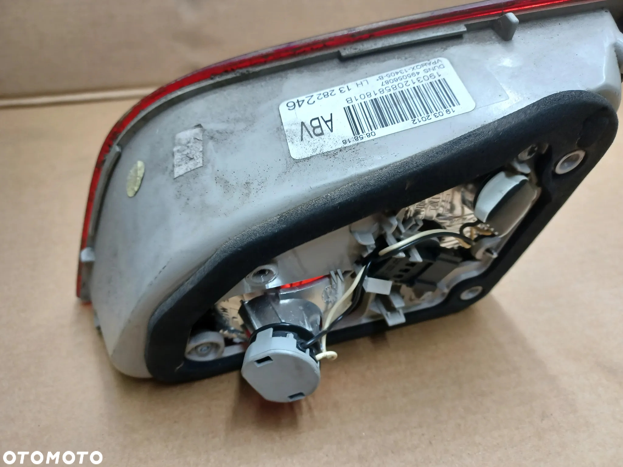 LAMPA TYLNA LEWA  W KLAPE ASTRA J KOMBI 13282246 - 2