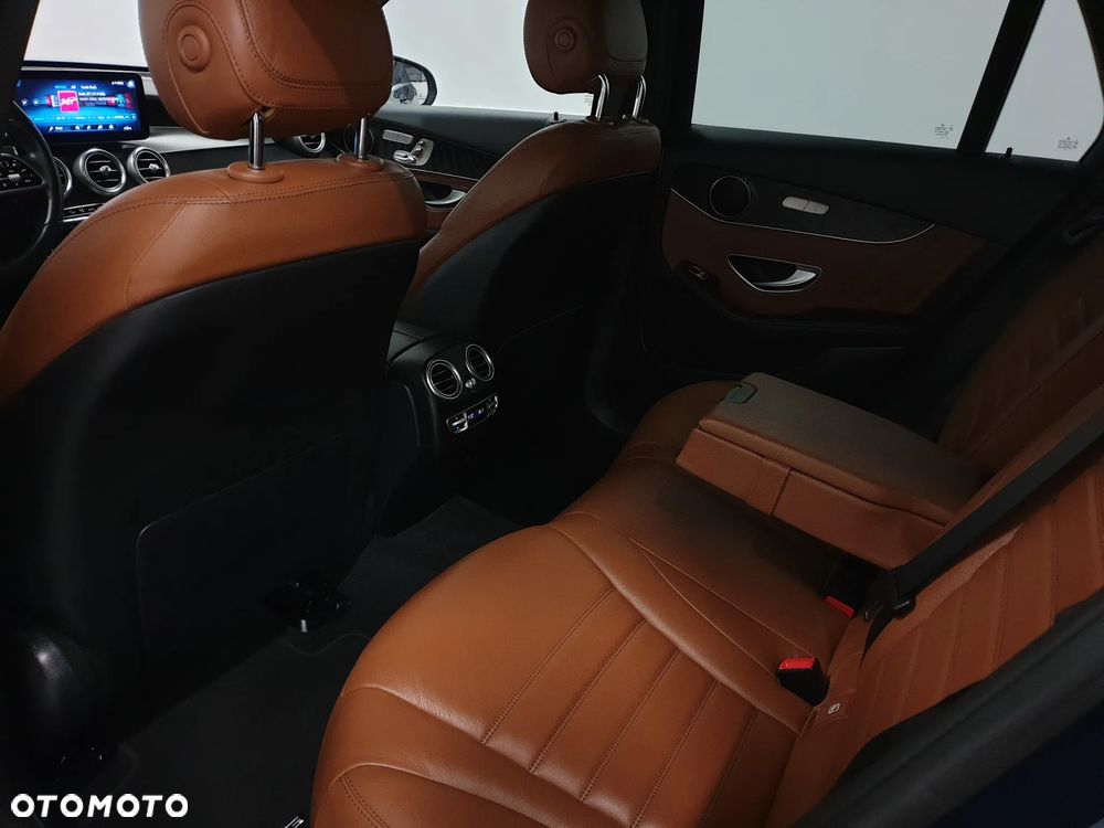 Mercedes-Benz GLC 300 d 4Matic 9G-TRONIC AMG Line Plus - 28