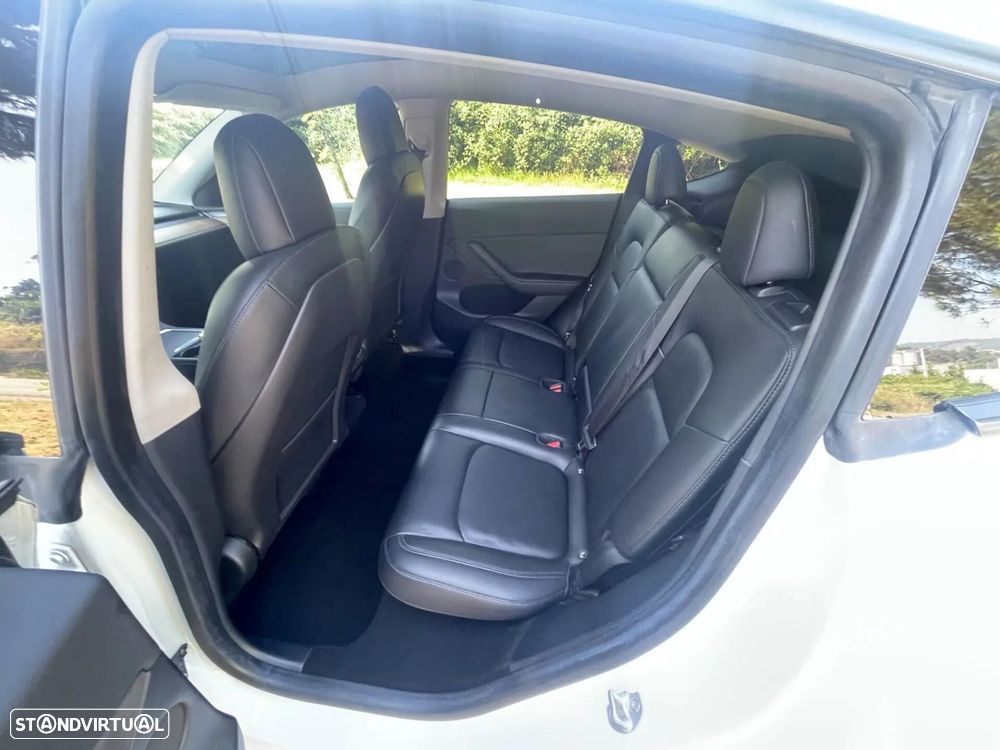Tesla Model Y Long Range Dual Motor AWD — fotografia 9