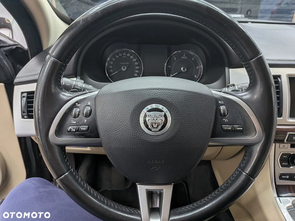 Jaguar XF 2.2 D Portfolio - 17