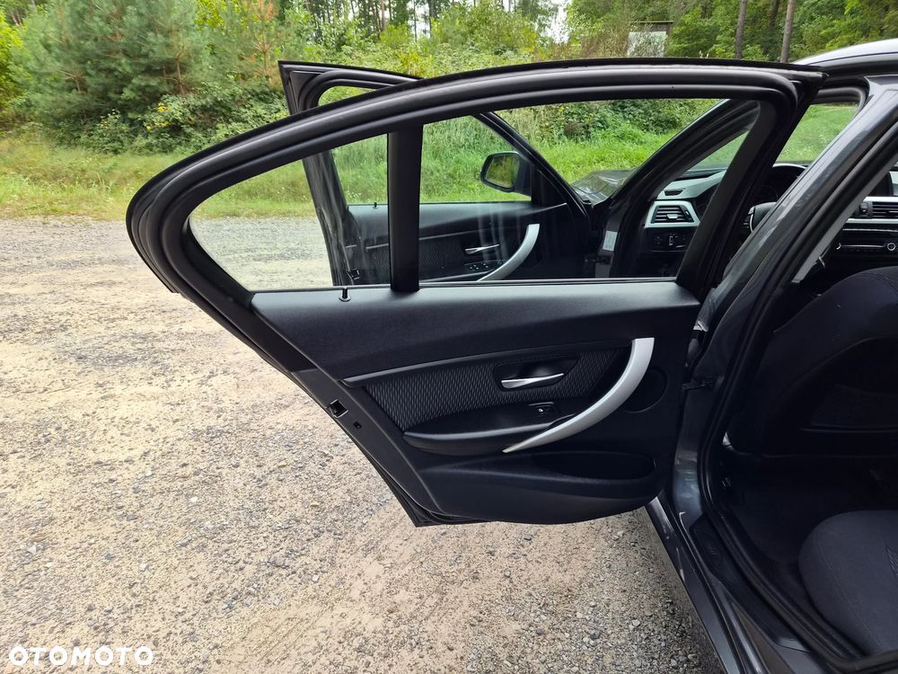 BMW Seria 3 320i - 27