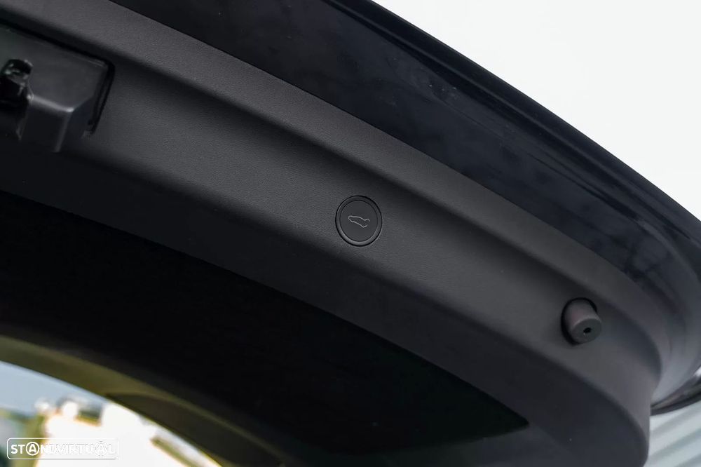 Tesla Model Y Long Range Dual Motor AWD - 26