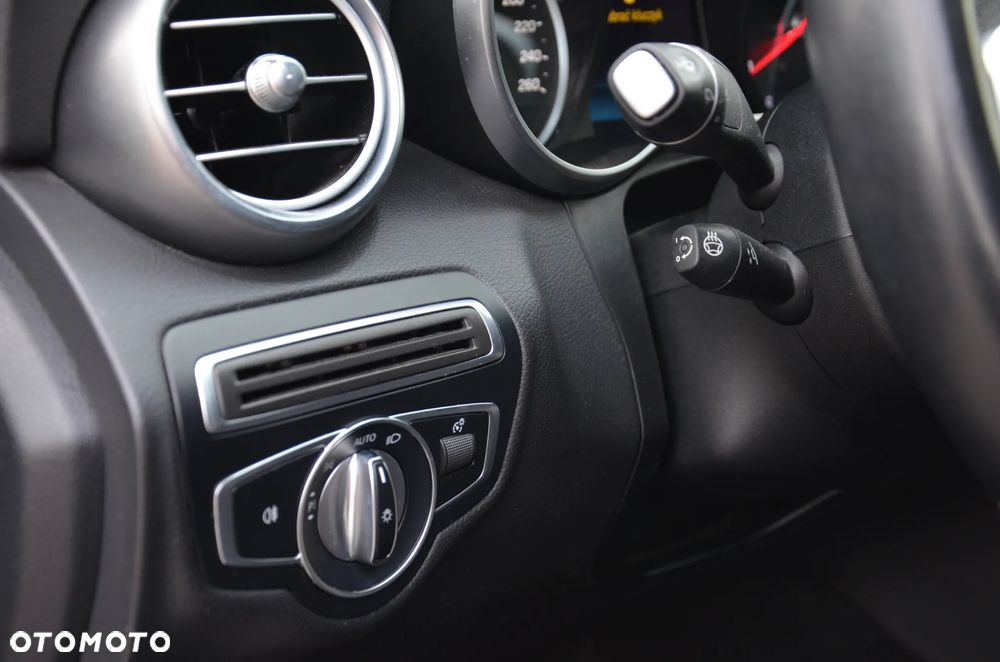 Mercedes-Benz Klasa C 300 4Matic 9G-TRONIC Exclusive - 12
