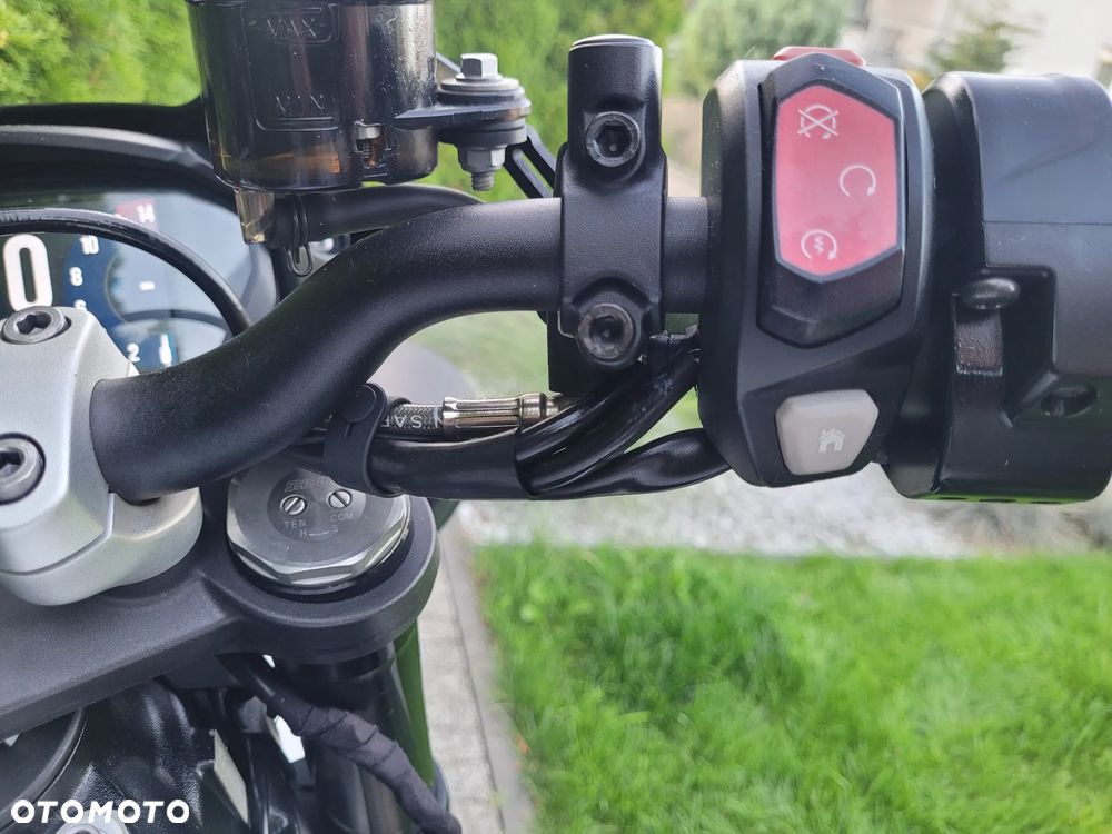 Triumph Street Triple - 12