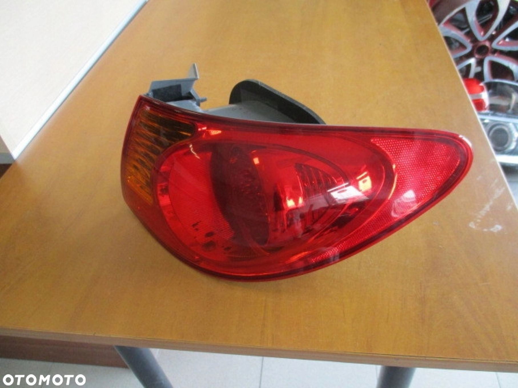 LAMPA TYLNA PRAWA HYUNDAI ELANTRA IV 06-10 - 1