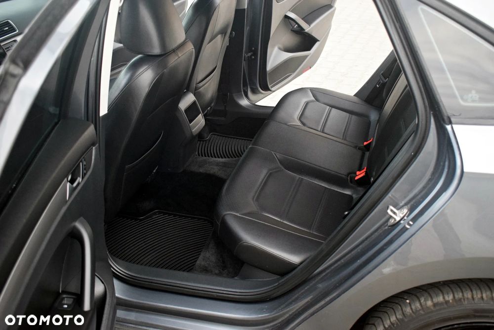 Volkswagen Passat - 8
