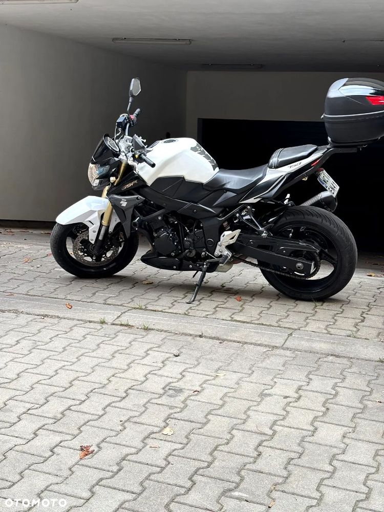 Suzuki GSR - 8