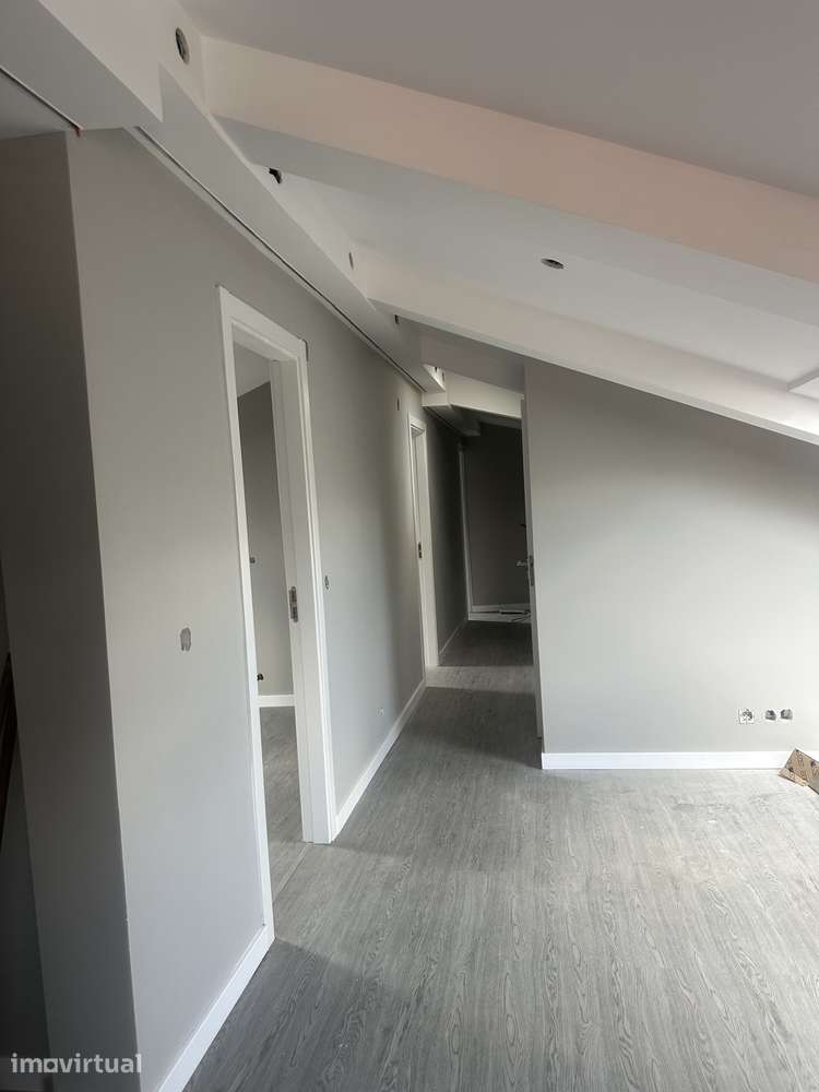 Apartamento T.3 - Em sótão - Acabado de remodelar em Leiria - Grande imagem: 4/11