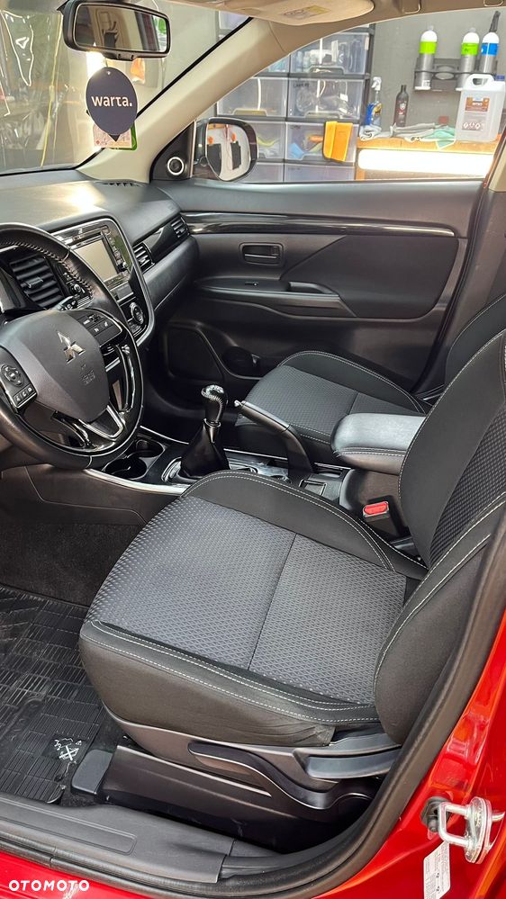 Mitsubishi Outlander 2.0 Invite + 2WD - 16