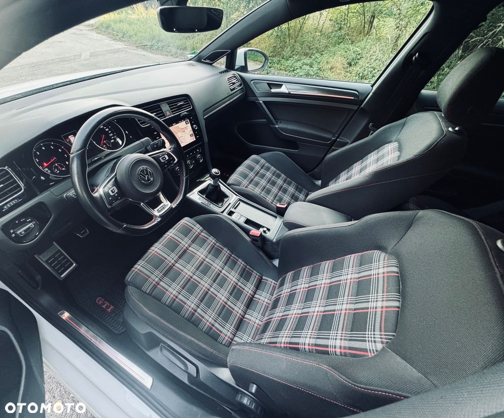 Volkswagen Golf GTI (BlueMotion Technology) - 13
