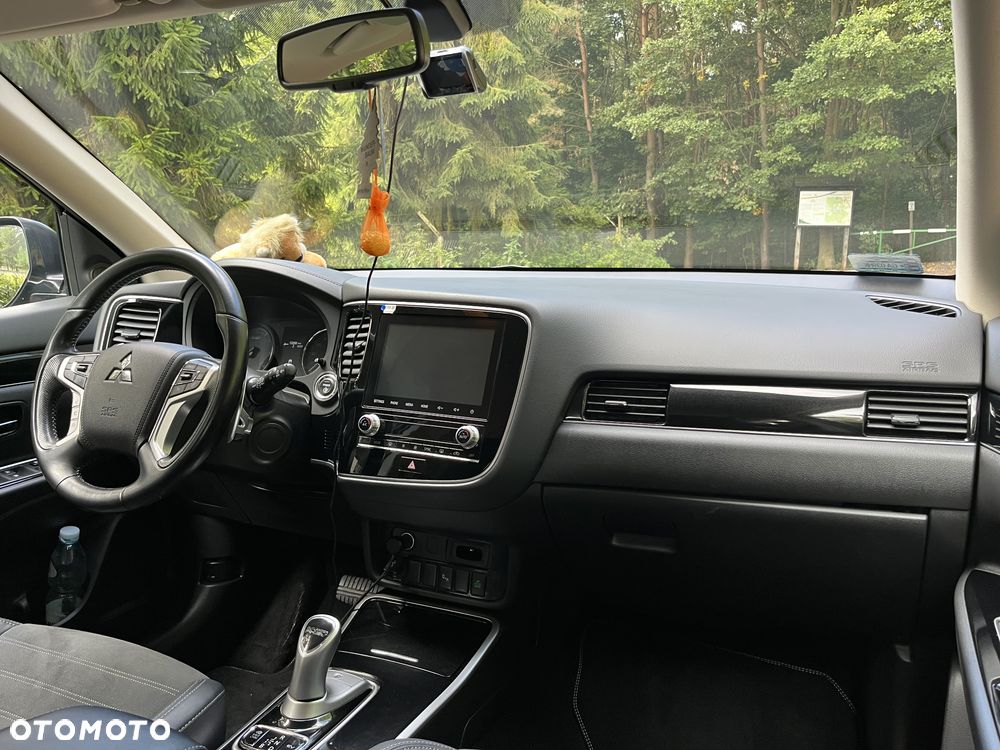 Mitsubishi Outlander Instyle NAVI + - 18