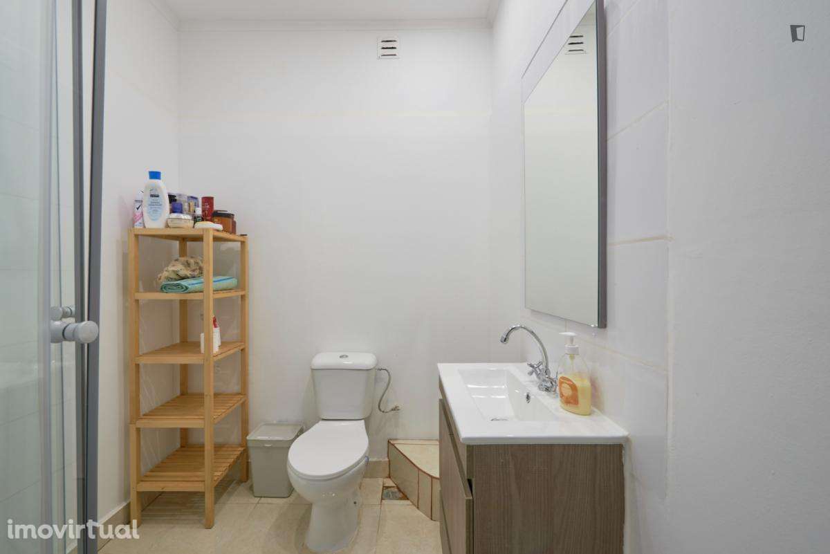 Quarto - localizado em Benfica Lisbon - Grande imagem: 2/23