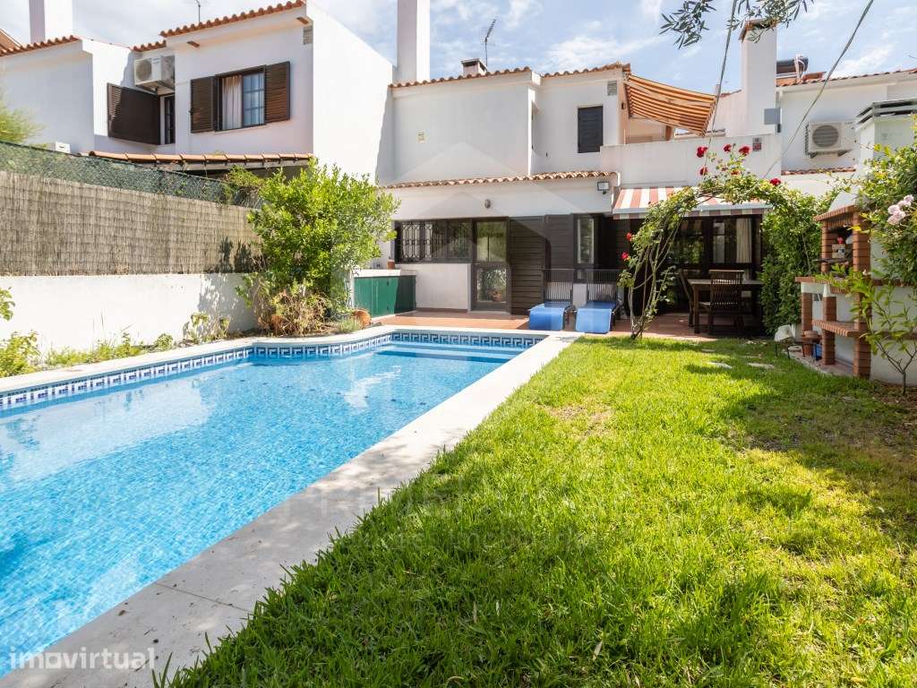 Moradia em Banda T4 com 4 quartos em Sesimbra, ideal para famílias. - Grande imagem: 4/56