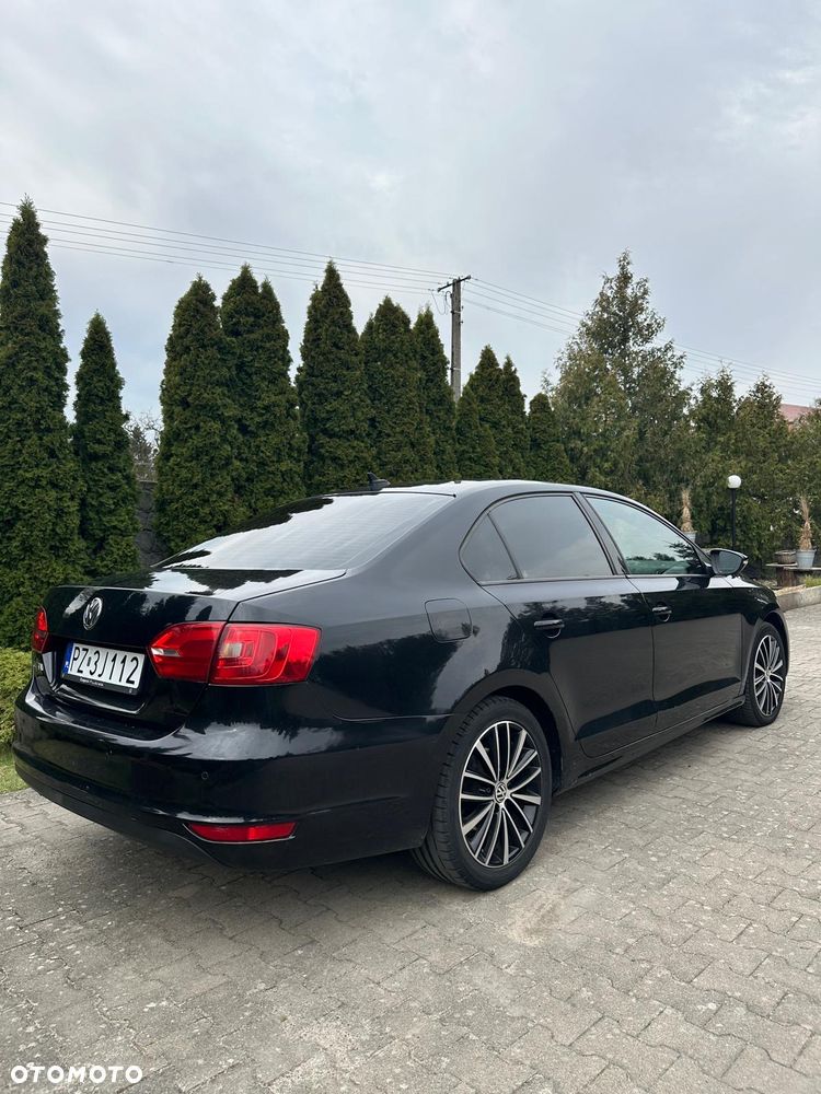 Volkswagen Jetta 1.6 TDI Comfortline DSG - 4
