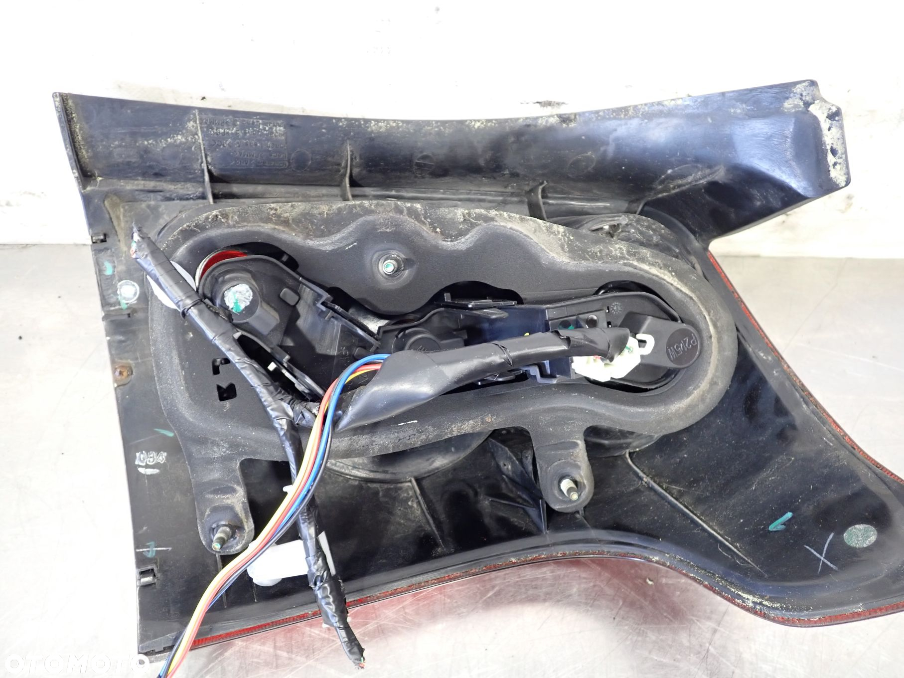 LAMPA LEWA TYLNA TOYOTA AVENSIS T25 2.0D4D - 2