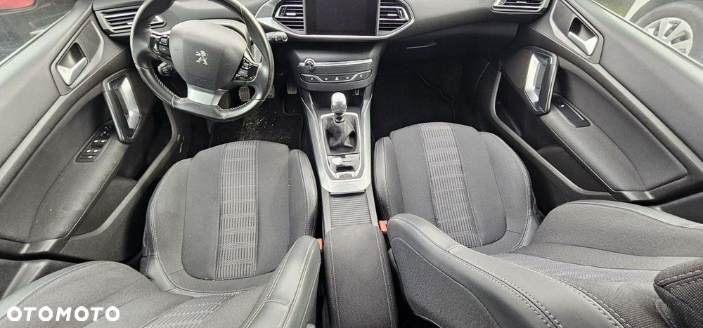 Peugeot 308 - 8