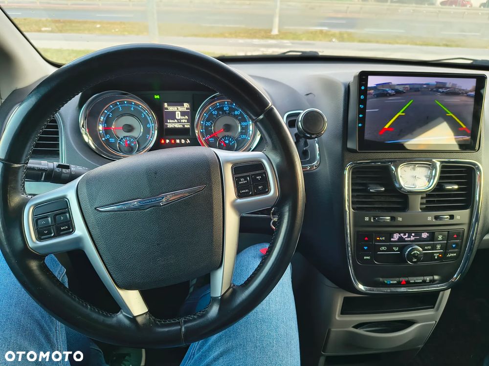 Chrysler Town & Country - 11