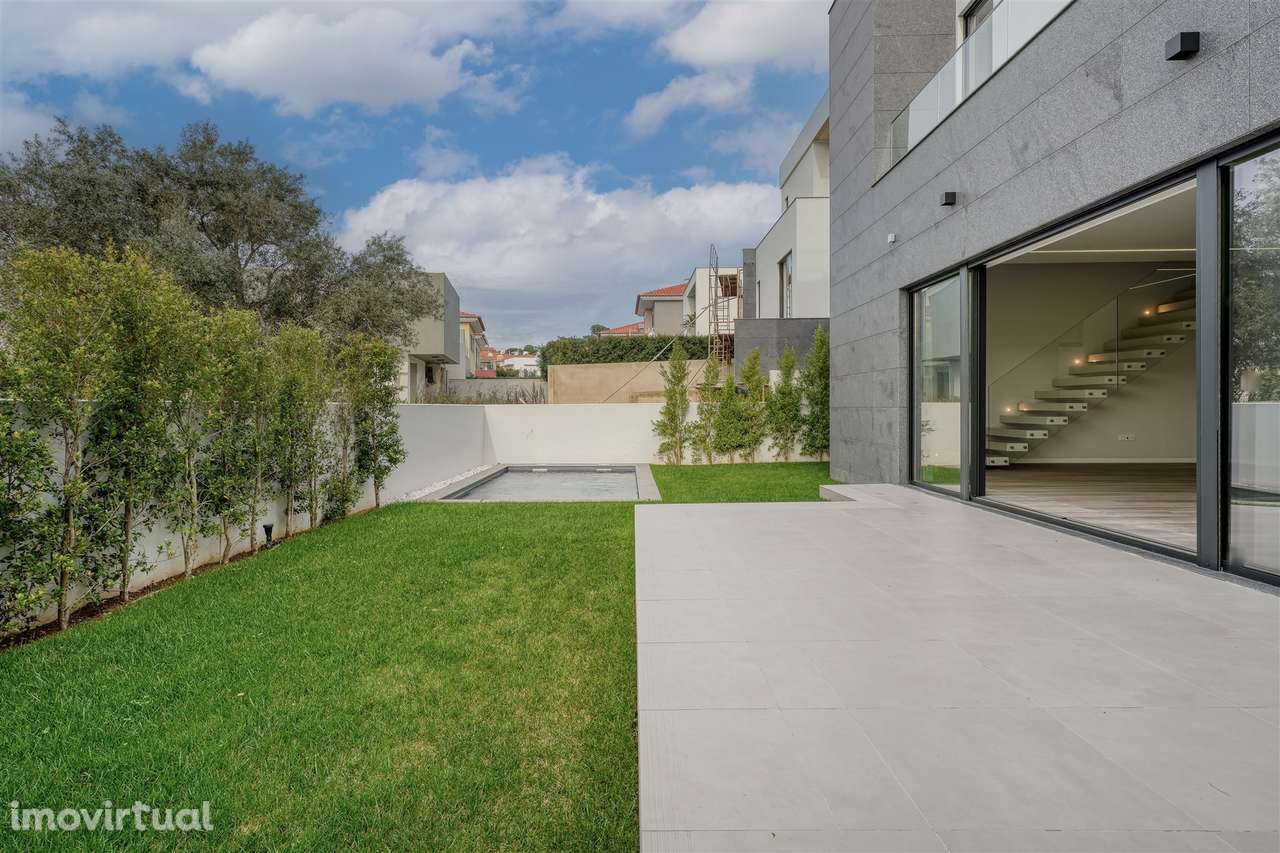 Moradia T4 de luxo com elevador, a estrear no Estoril. - Grande imagem: 2/33