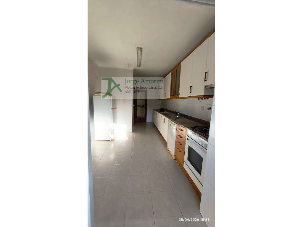 Habitação 'T0+1'. Lugar de garagem. Transportes à porta. Metro a 30... - Grande imagem: 3/11