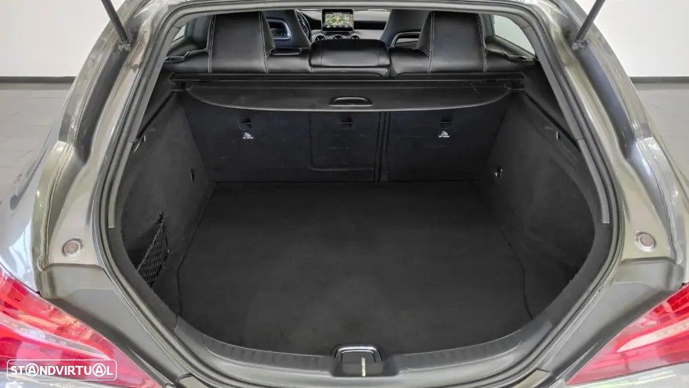 Mercedes-Benz CLA 200 d Shooting Brake AMG Line - 21