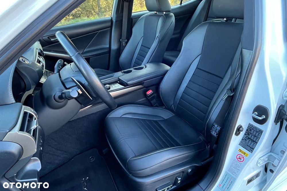 Lexus IS 300h F Sport - 12