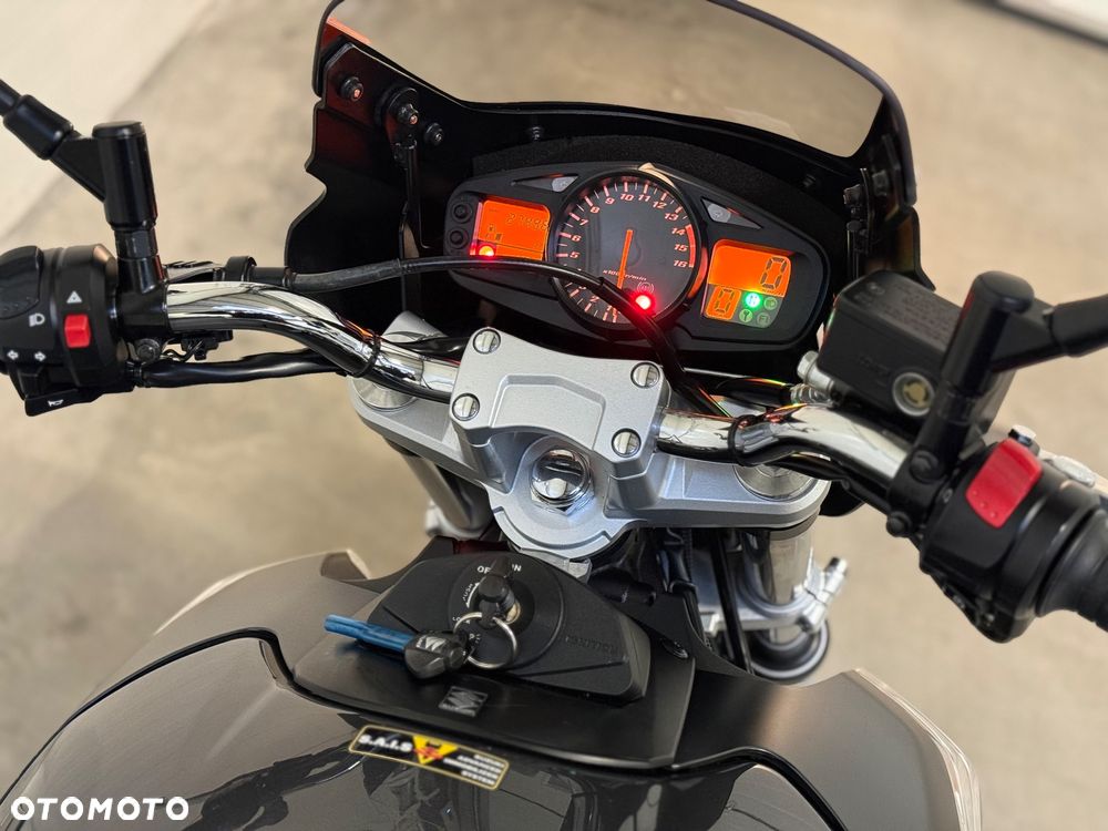 Suzuki GSR - 21