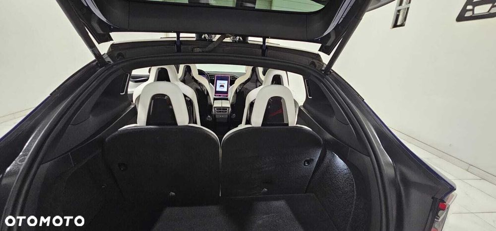 Tesla Model X - 26