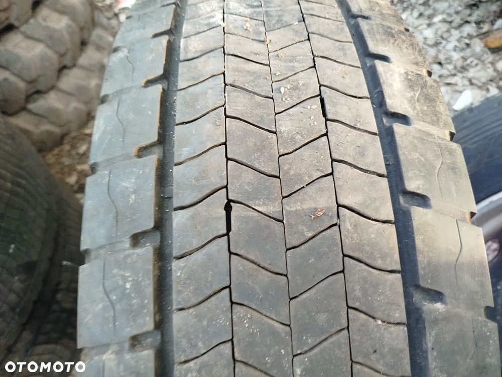 295/6022.5 Goodyear Fuelmax D 2x90% bieżnika z felgą be napraw. - 1