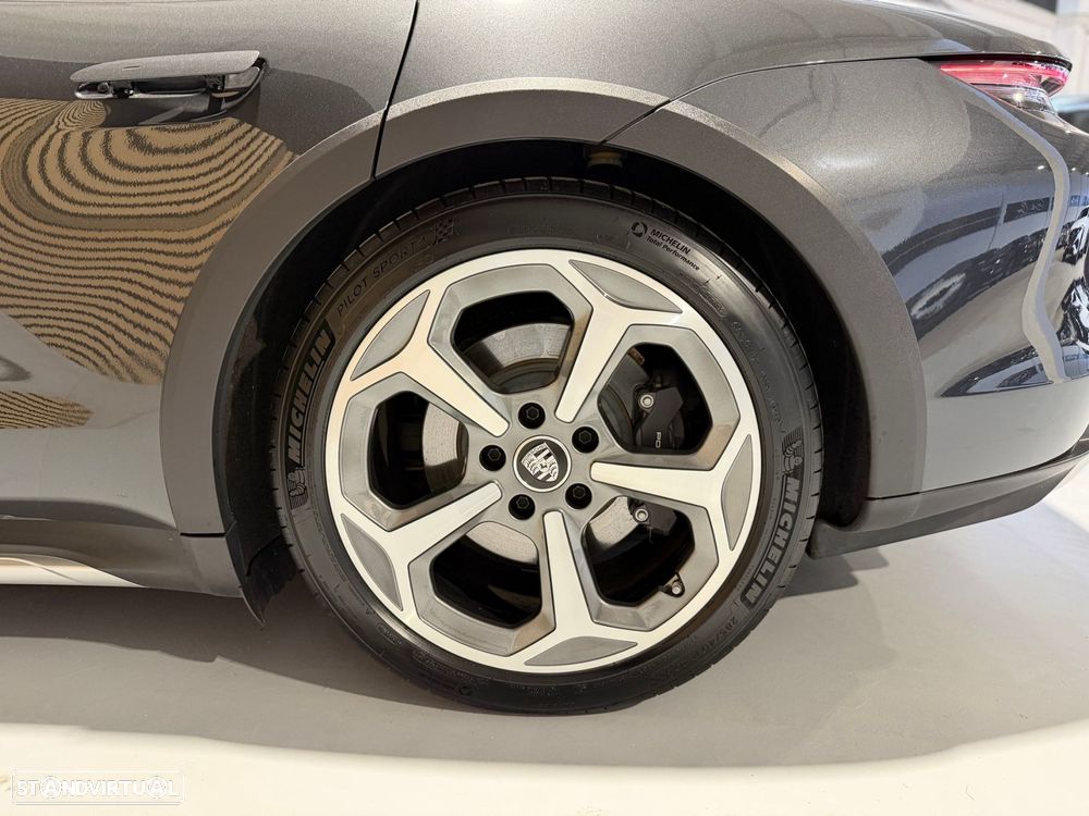 Porsche Taycan Cross Turismo 4 - 25